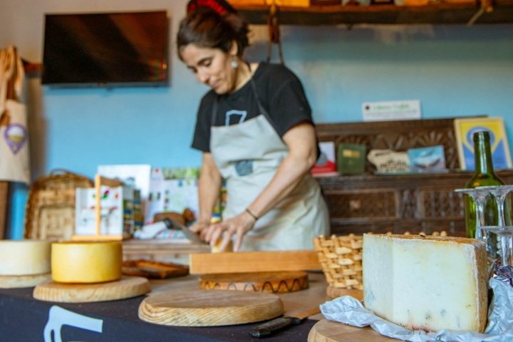 Maider prepara la cata de quesos.
