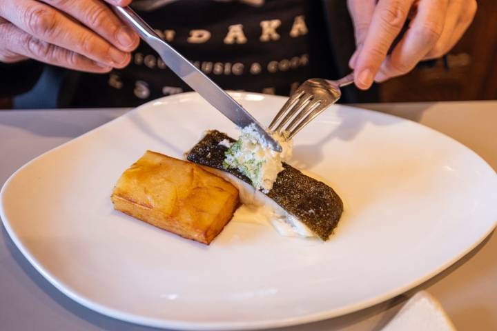 Rodaballo meunière y cien hojas de patata.