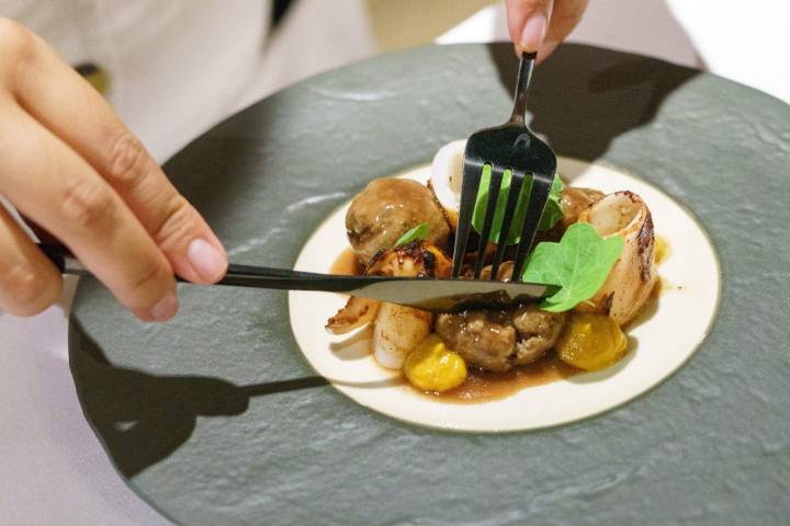 Albóndigas de pato a la bordalesa, chipirón de anzuelo salteado con adobo andaluz y calabaza