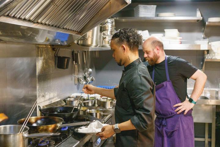 El chef junto a Yahn, el cocinero