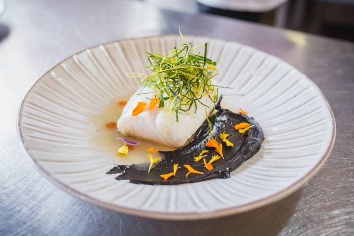 Bacalao asado y ali olí de ajo negro.