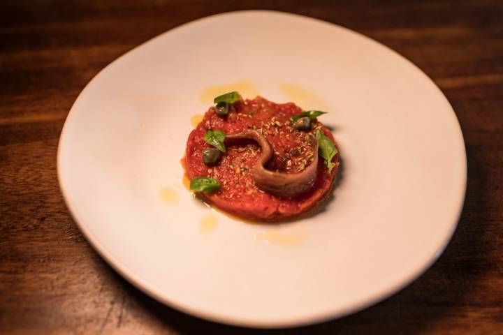 Tartar de tomate con anchoa y alcaparra de panteleria.