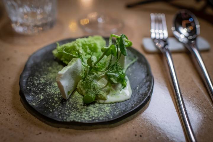 Cromatismo verde de la huerta riojana: Helado guisantes, mousse de pepino, crujiente de brócoli y esponjoso y escarcha de guisante