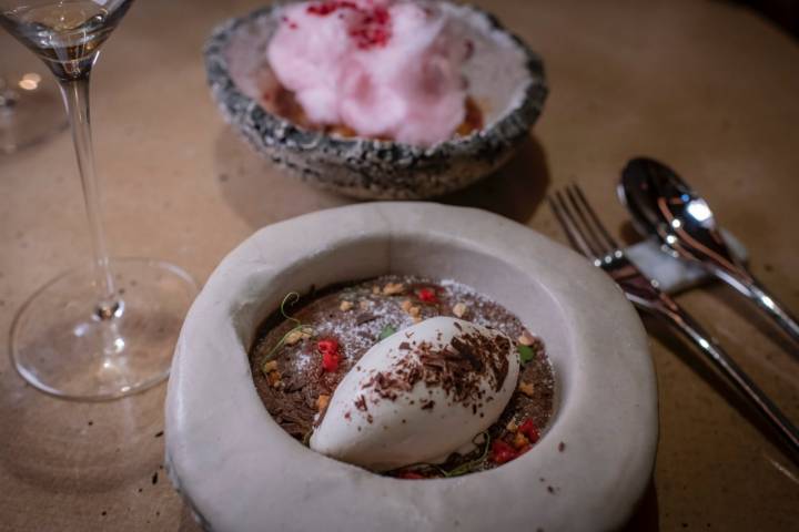  Postre de cacao y peras con escarcha de vino, tierra de brioche y algodón de azúcar.