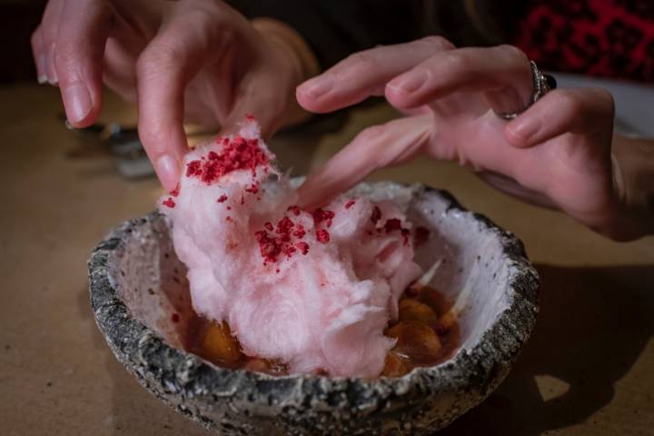  Postre de cacao y peras con escarcha de vino, tierra de brioche y algodón de azúcar.