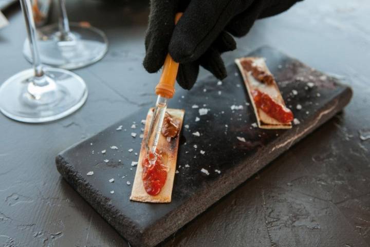 Erizo con tuétano en gotas por pipeta, un resto de la cocina técnica. Buenísimo.