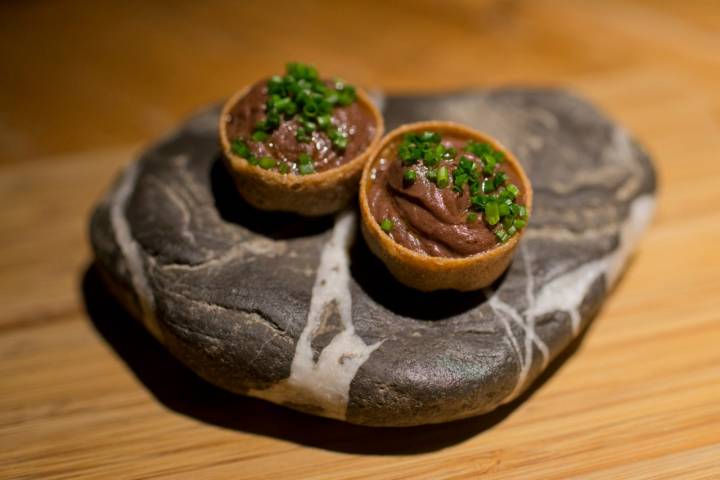 Crema de morcilla beasain con compota de manzana reineta.