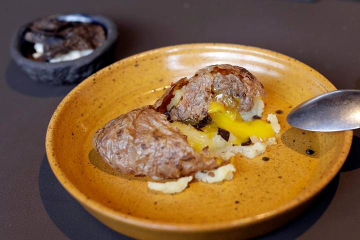 Una crujiente vuelta de tuerca al clásico huevo con patatas.