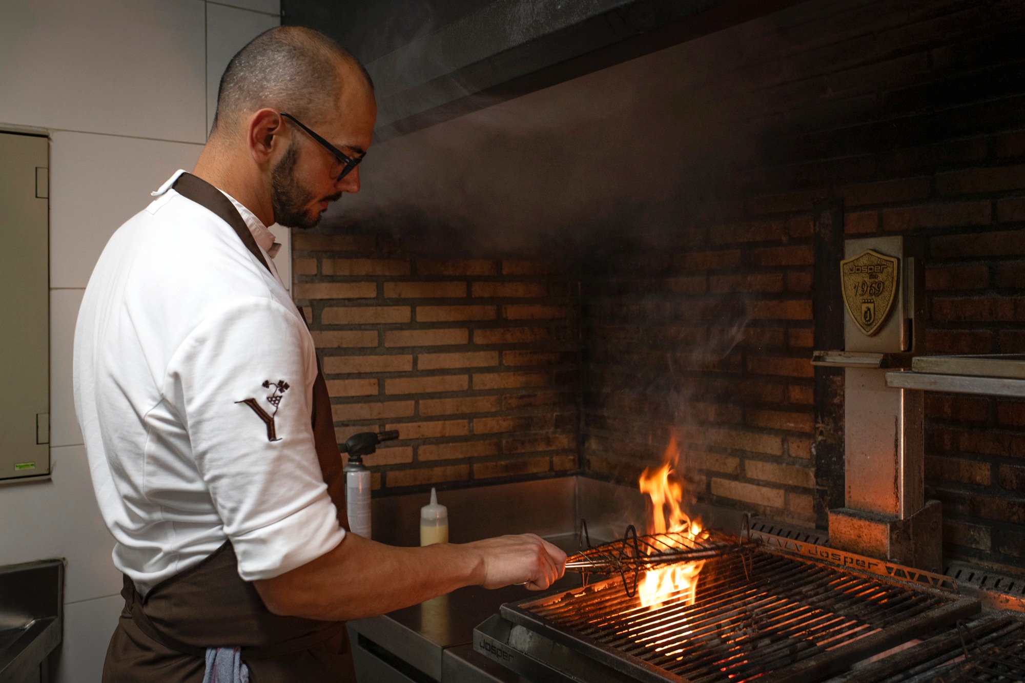 La brasa es protagonista en la propuesta de Arrope.