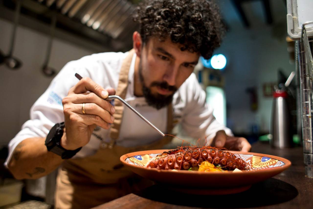 El pulpo con guacamole también lleva polvo de regaliz.