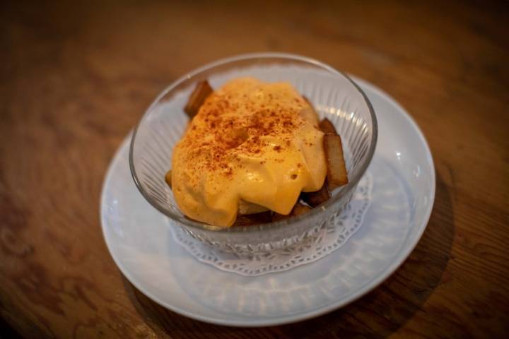 Patatas bravas: patatas agrias con espuma de 'kimchi' y pimentón ahumado de la Vera.