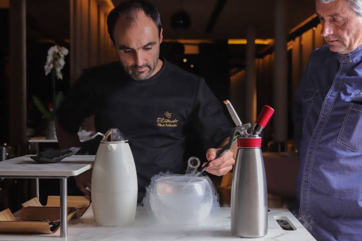 Mikel prepara la croqueta de nitrógeno delante del comensal.