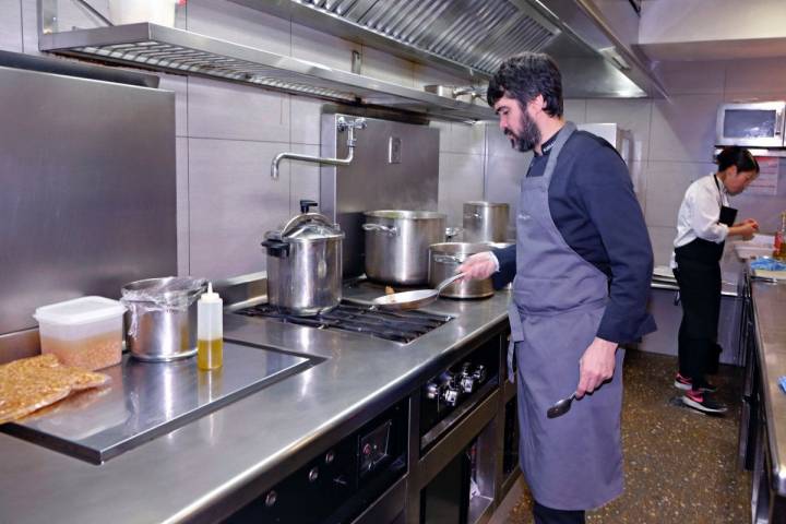 Óscar está acompañado en la cocina por Yosiko e Isaac.