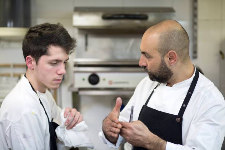 Los cocineros siguen a pies juntillas las indicaciones del chef.