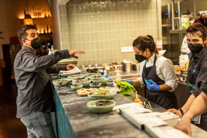 Roberto Ruiz dando órdenes en cocina.