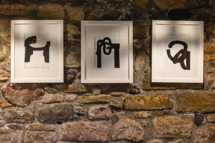 Además de láminas con la silueta de las obras de Chillida también hay réplicas de Ignacio Zuloaga.