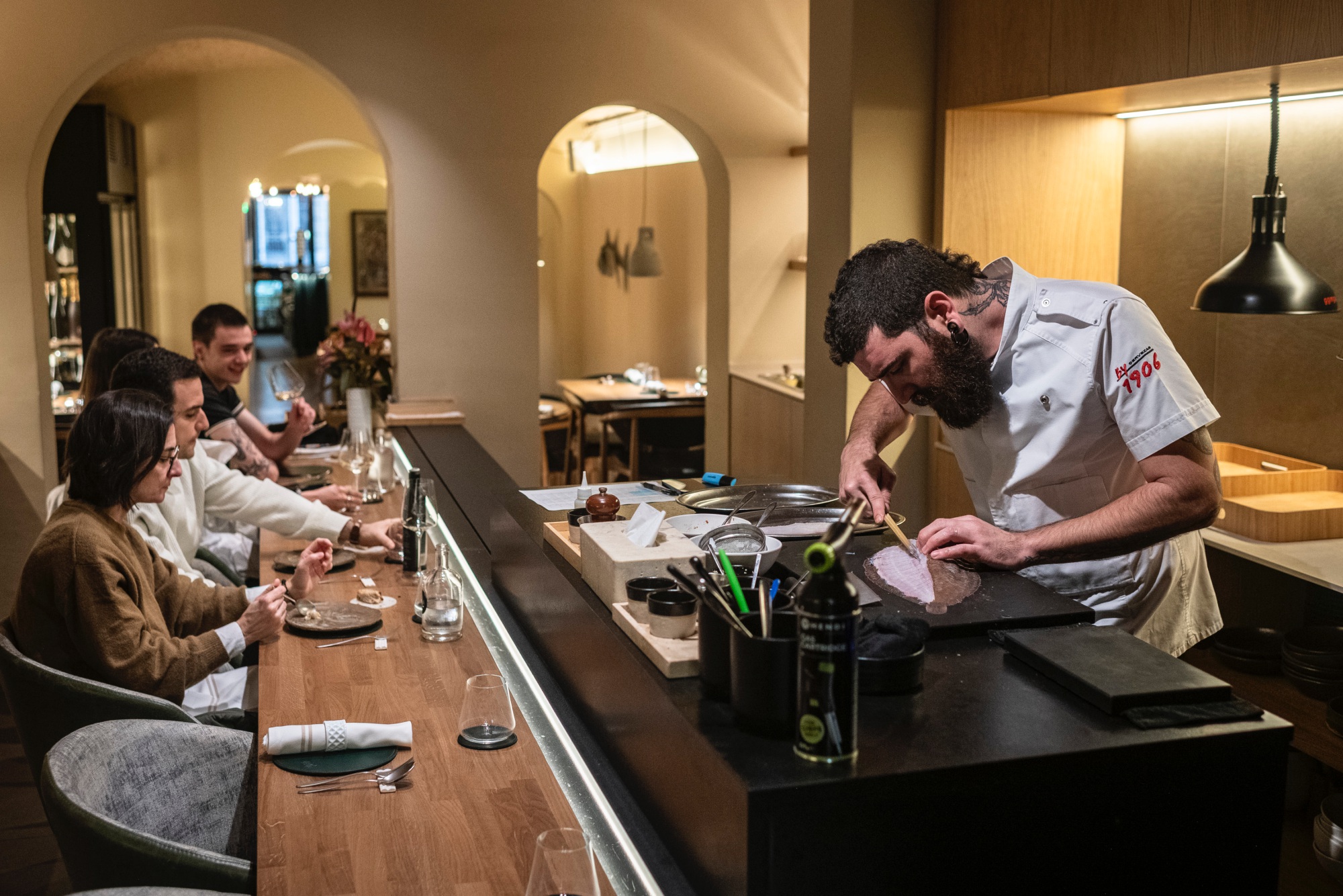 La barra donde seis comensales disfrutan de la cocina en directo.