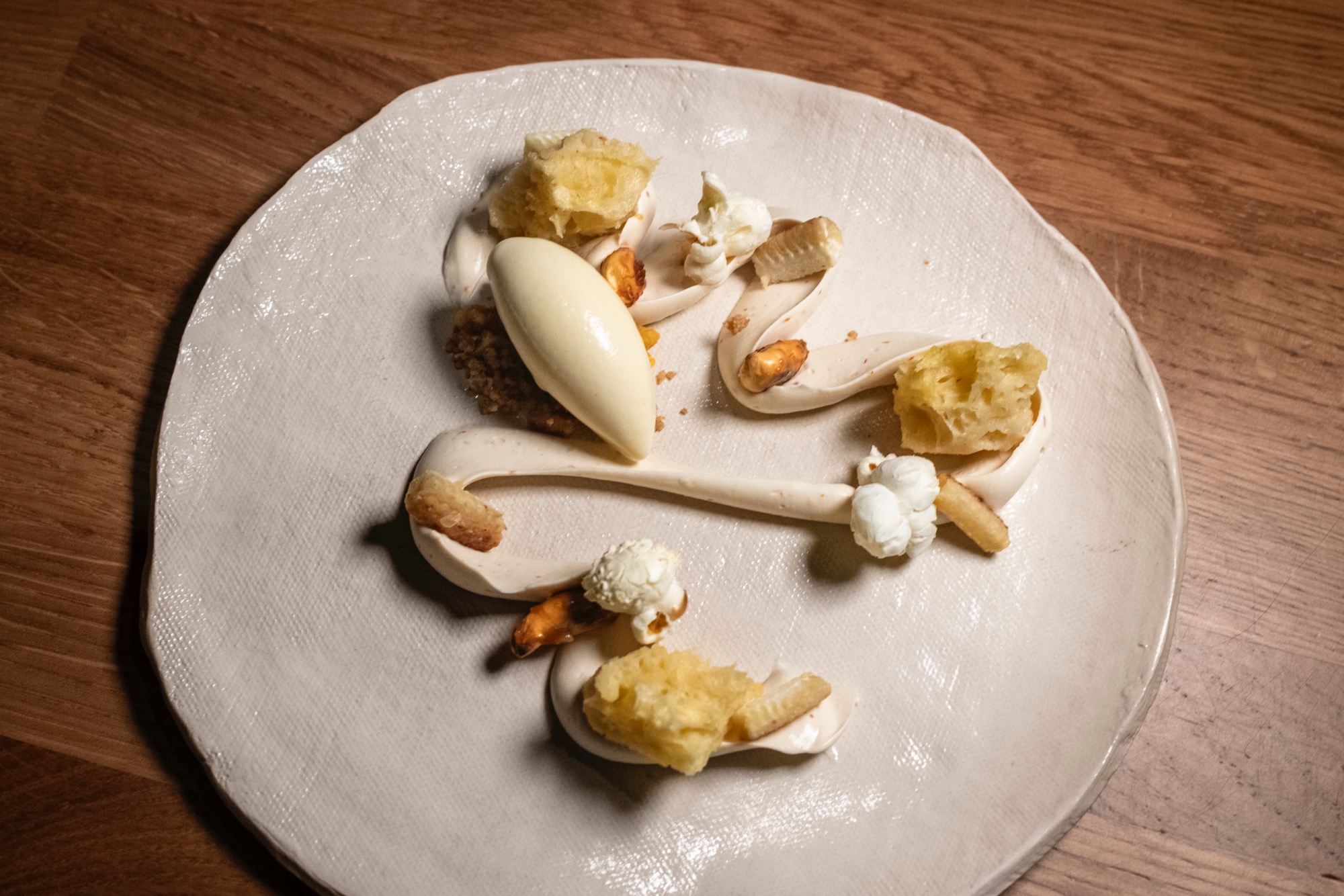 Maíz, chocolate blanco y mantequilla 'noisette'.