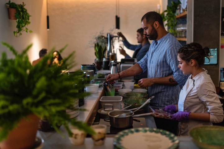 Cocineros trabajando en el restaurante Bichopalo