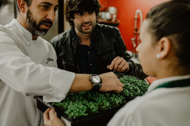 Juan y Eva inspeccionan las hierbas que luego van a servir.