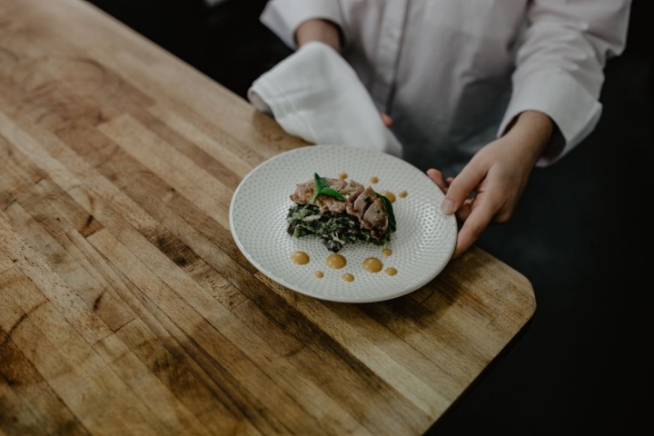 Ensalada de perdiz, escabeche emulsionado, algas e hierbas del litoral.