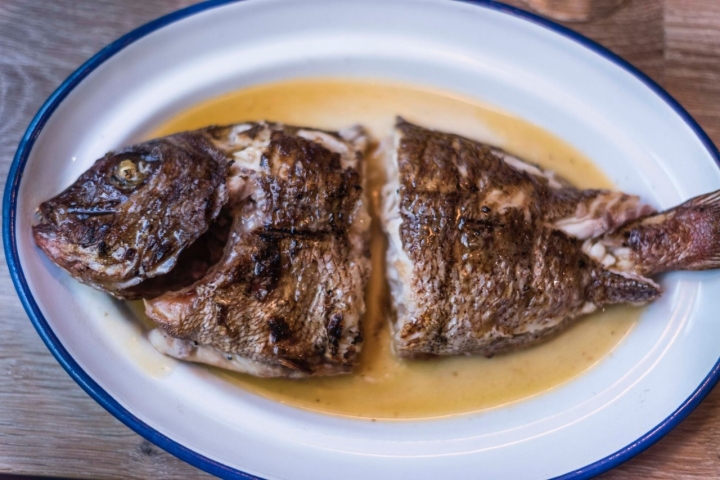 Si eres de los que disfrutas del pescado, terminarás este pargo de Conil sumido en un éxtasis.