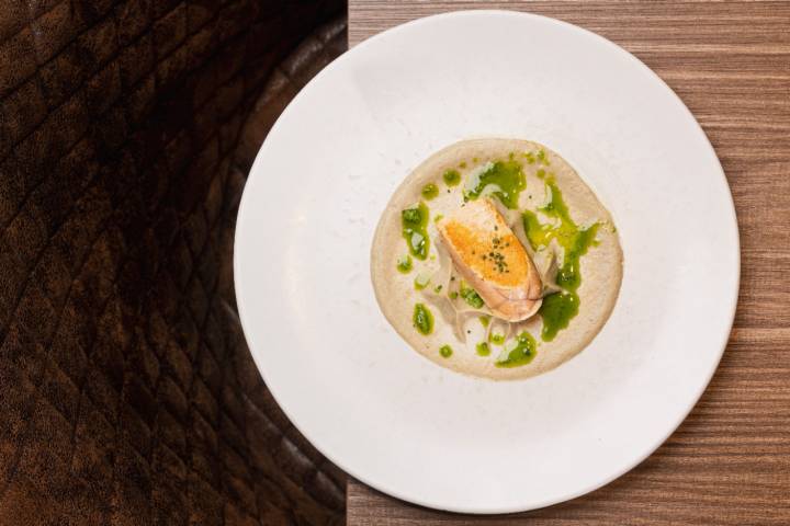 Huevas de bacalao en dos cocciones, sobre crema de berenjena al carbón.