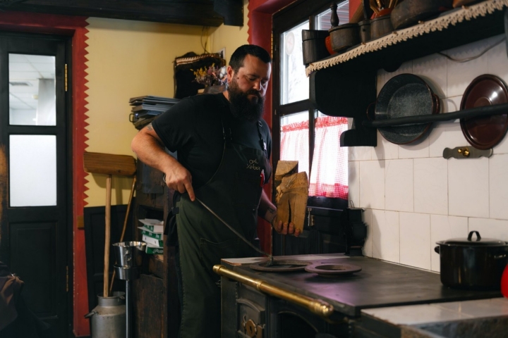 Cocina de carbón del restaurante Ca'l Xabú (Asturias).
