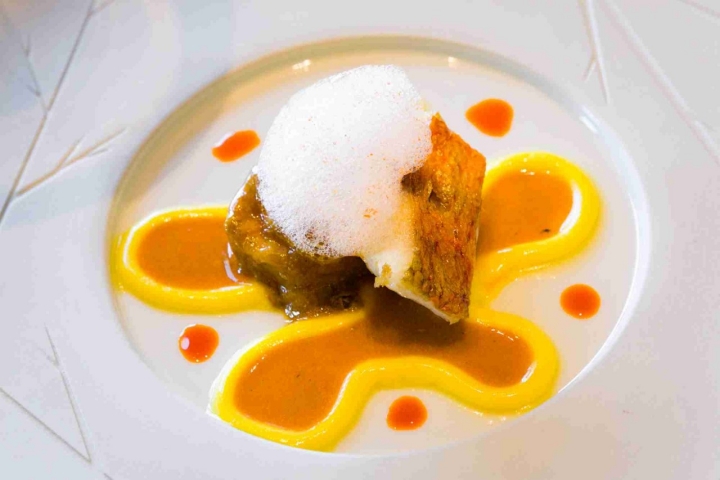 Bacalao con espuma de patata y jugo de asado.