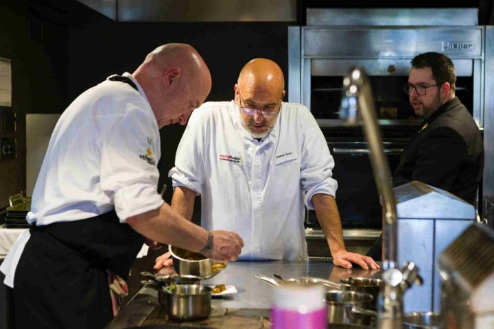 Josetxo Souto y Ramón Aso en la cocina de Callizo. 