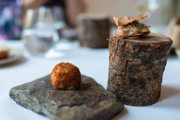 Montado de pringá de cocido con croqueta de jamón.