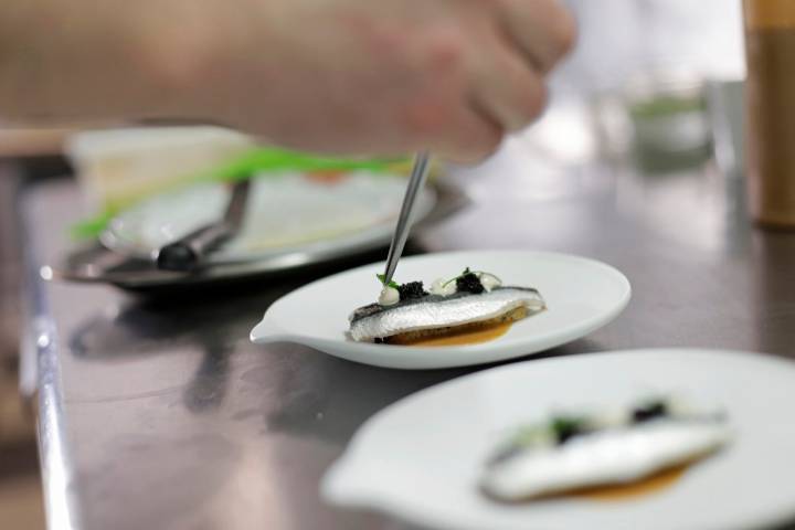 Anchoa marinada, estofado de pieles de bacalao, praliné de almendra tostada, 'tobiko' y emulsión de anchoa.