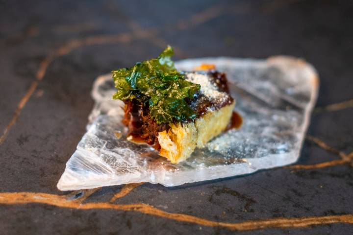 Katsusando relleno de guiso de conejo y coronado con kale frita