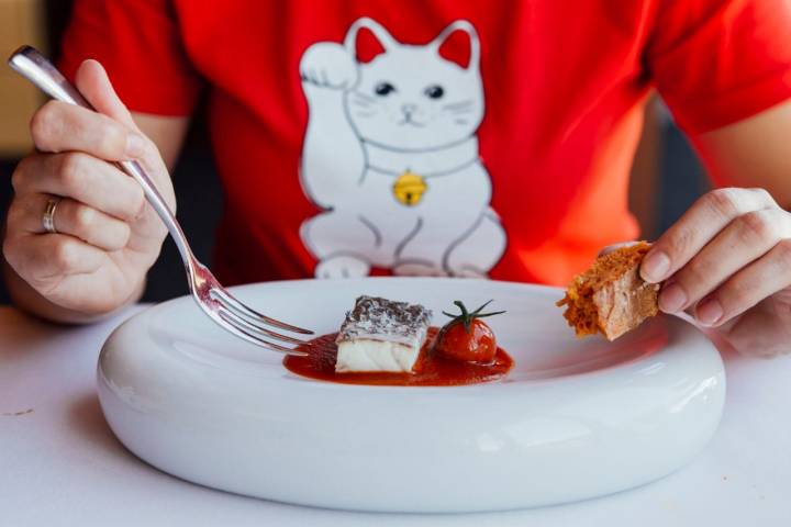 La corvina salvaje a la vizcaína con un tomate cherry que no es lo que parece.