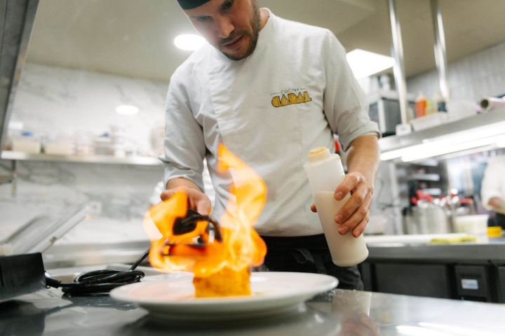 Caramelizando una torrija en la cocina
