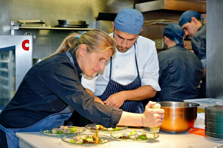 Restaurante 'Cocinandos' (León): Yolanda León en la cocina