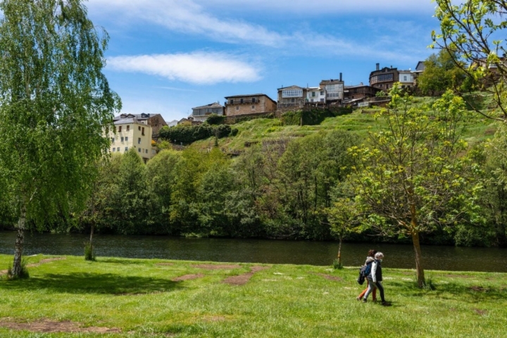 El chiringuito del río (Sanabria): pueblo de Sanabria desde el río Tera