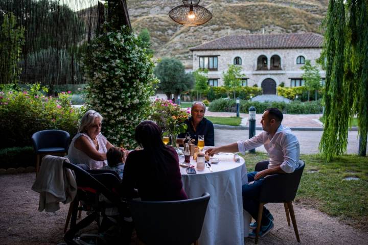 La casa familiar al fondo, donde viven los padres de Roberto que compraron esta finca en 1999.