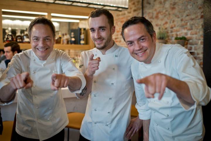 Javier y Sergio posan junto a Damián González, jefe de cocina de Dos Cielos Madrid.