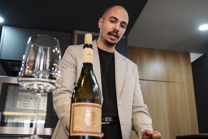 Joaquín García explicando un albariño.