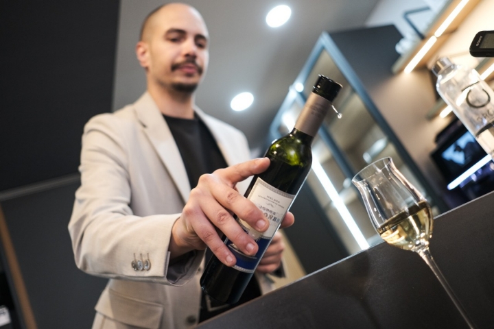 Joaquín sirve el moscatel Nº2 Victoria de Javier Ordoñez elegido para los postres.