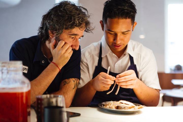 Restaurante 'Dspeakeasy': Guerrero con uno de los cocineros de su equipo