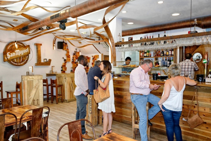 El restaurante es un homenaje al mundo del vino en el que se crió David.