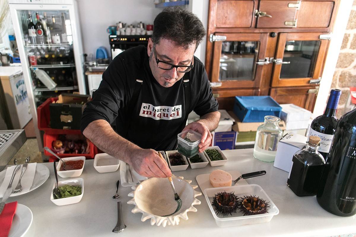 Miquel prepara un ceviche de erizos