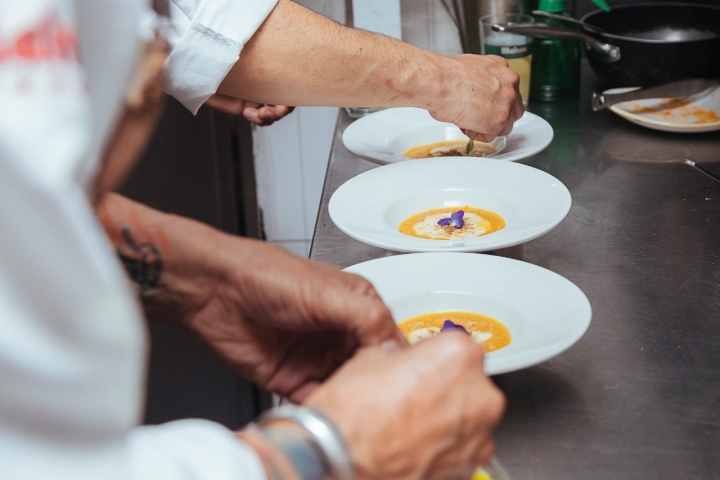 La crema de calabaza se guarnece con queso de Flor de Guía.