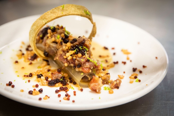 Tartar con hoja de agua de mejillón y un aro de crujiente de 'codium'.