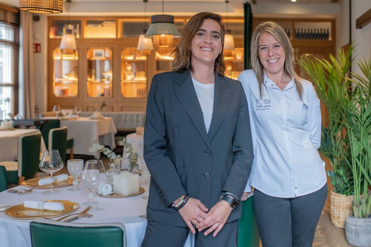 Lorena Cuevas, jefa de sala, junto a la chef Zuriñe García.