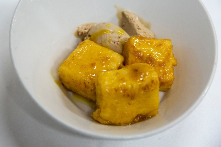 Leche frita flambeada en sala.
