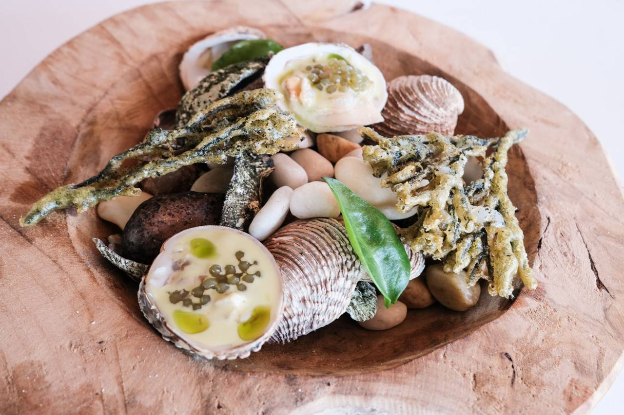 Trilogía de codium servido sobre un plato de madera en el restaurante 'Embarcadero'.