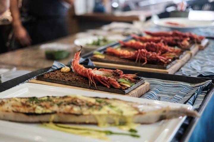 Pescados sobre la barra de la cocina del restaurante 'Embarcadero'.